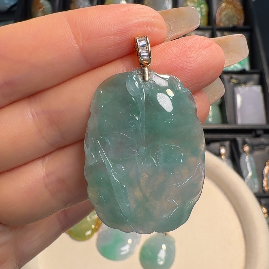 翡翠18K金镶嵌颈饰荷叶鱼