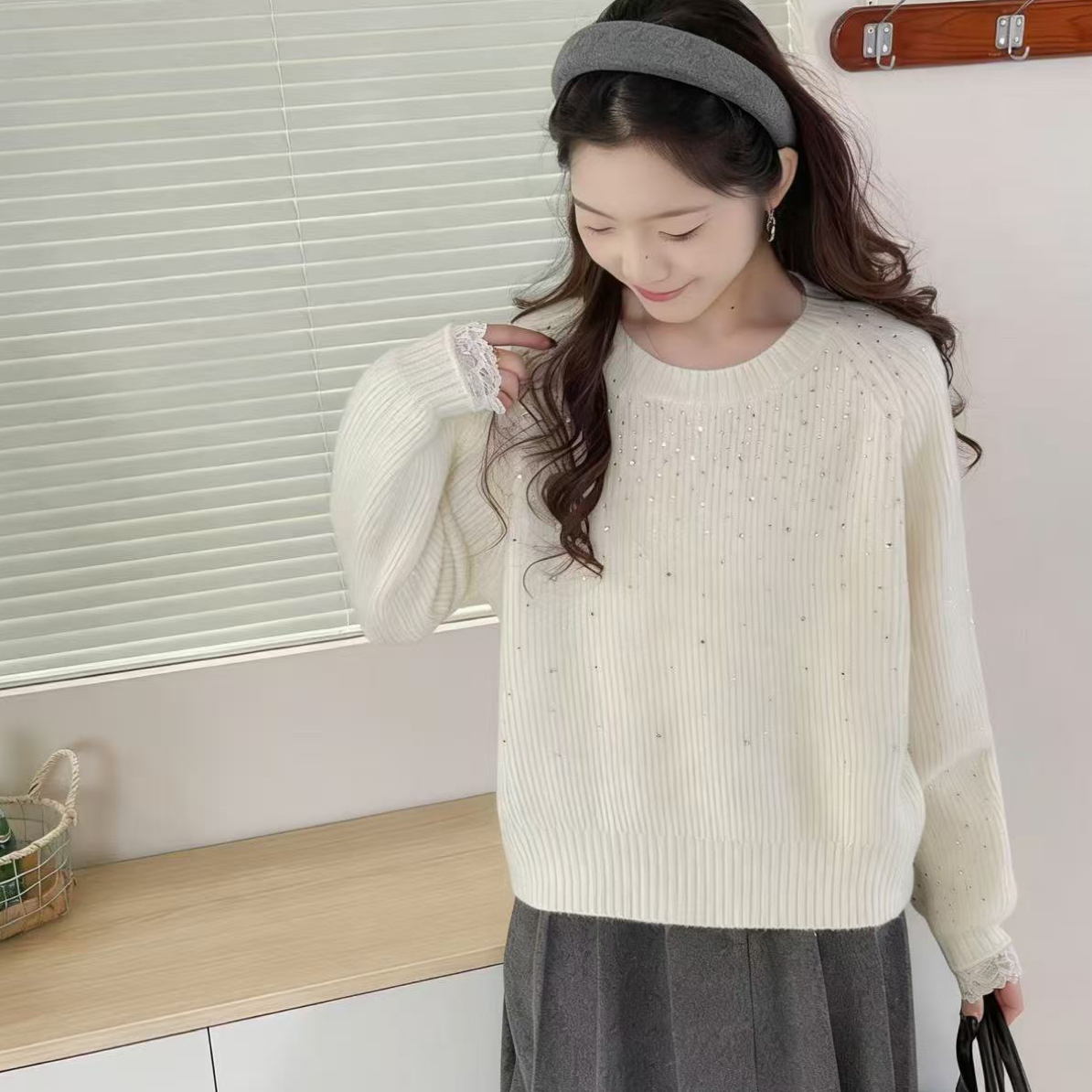 秋冬流行亮钻拼接蕾丝圆领减龄百搭长袖针织衫