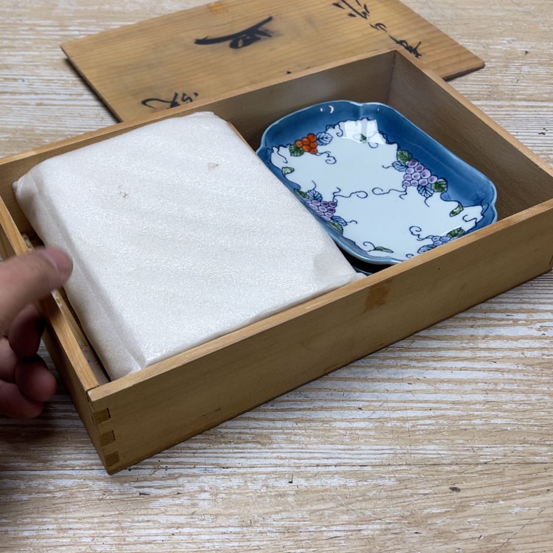 瓷片阿*密密麻麻地排列着一个