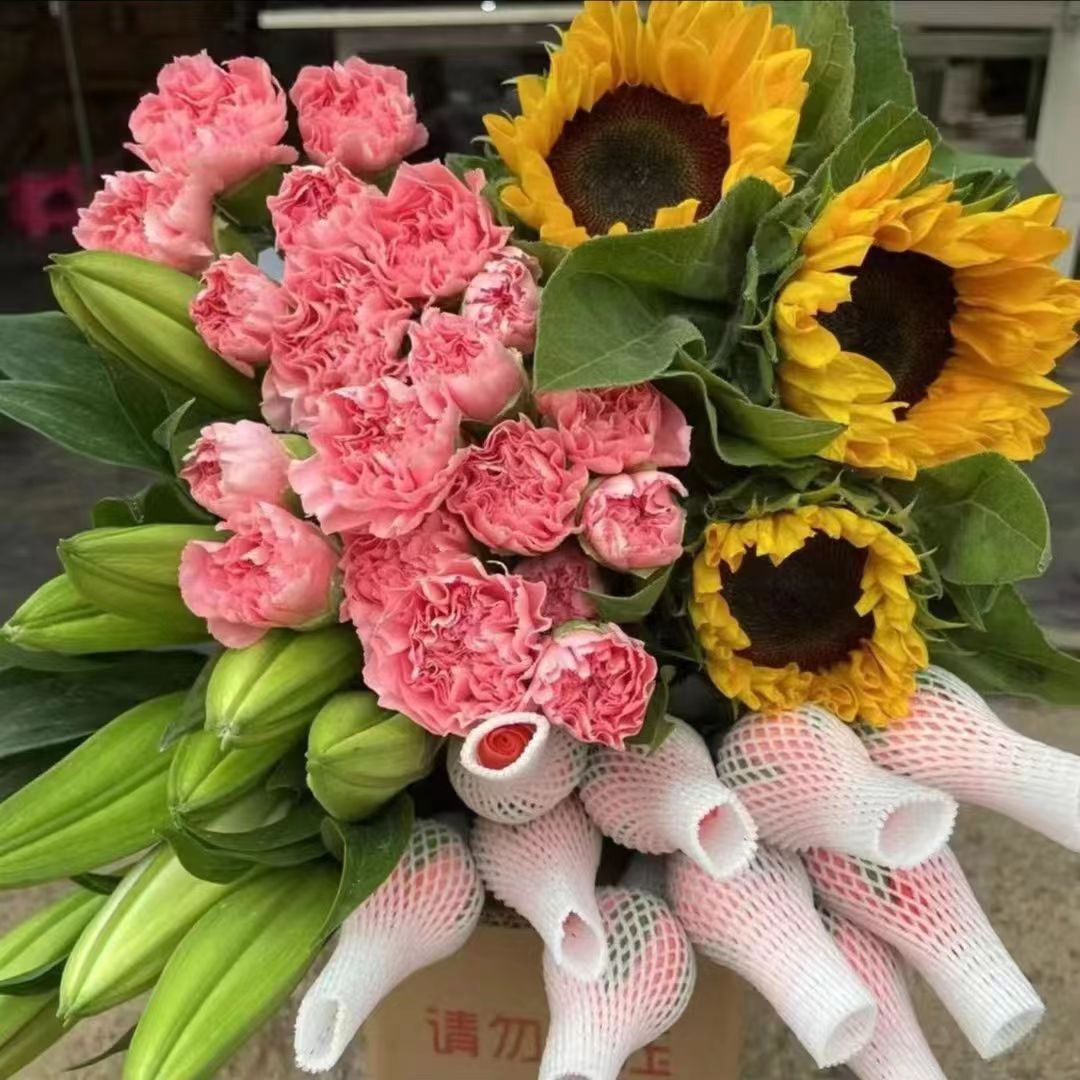 玫瑰百合向日葵康乃馨混搭花束