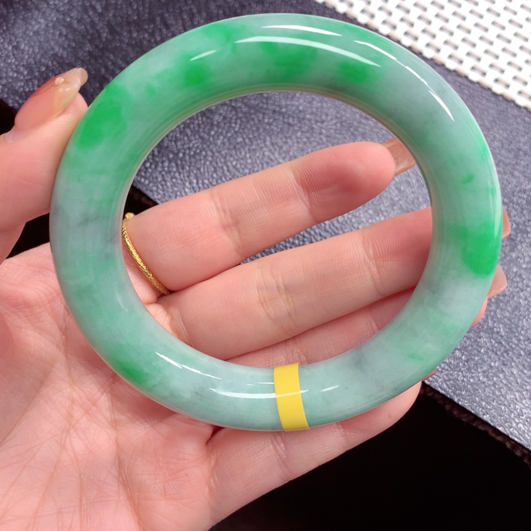 翡翠手镯未镶嵌翡翠