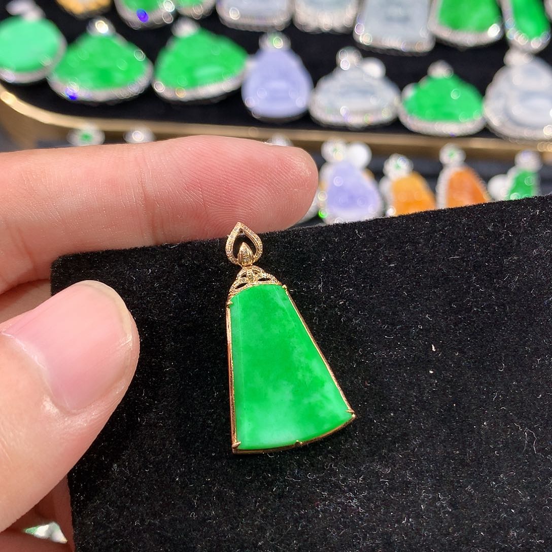 翡翠18K金镶嵌颈饰