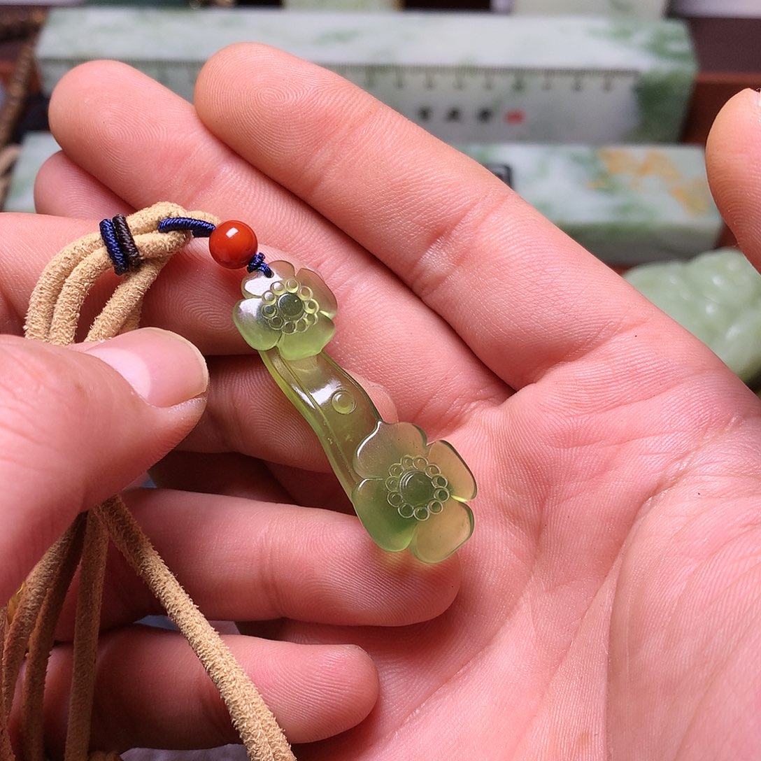 蛇纹石玉颈饰未镶嵌