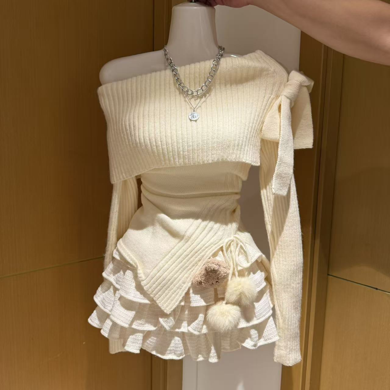 杏色蔷薇毛衣杏色小熊短裙秋冬款