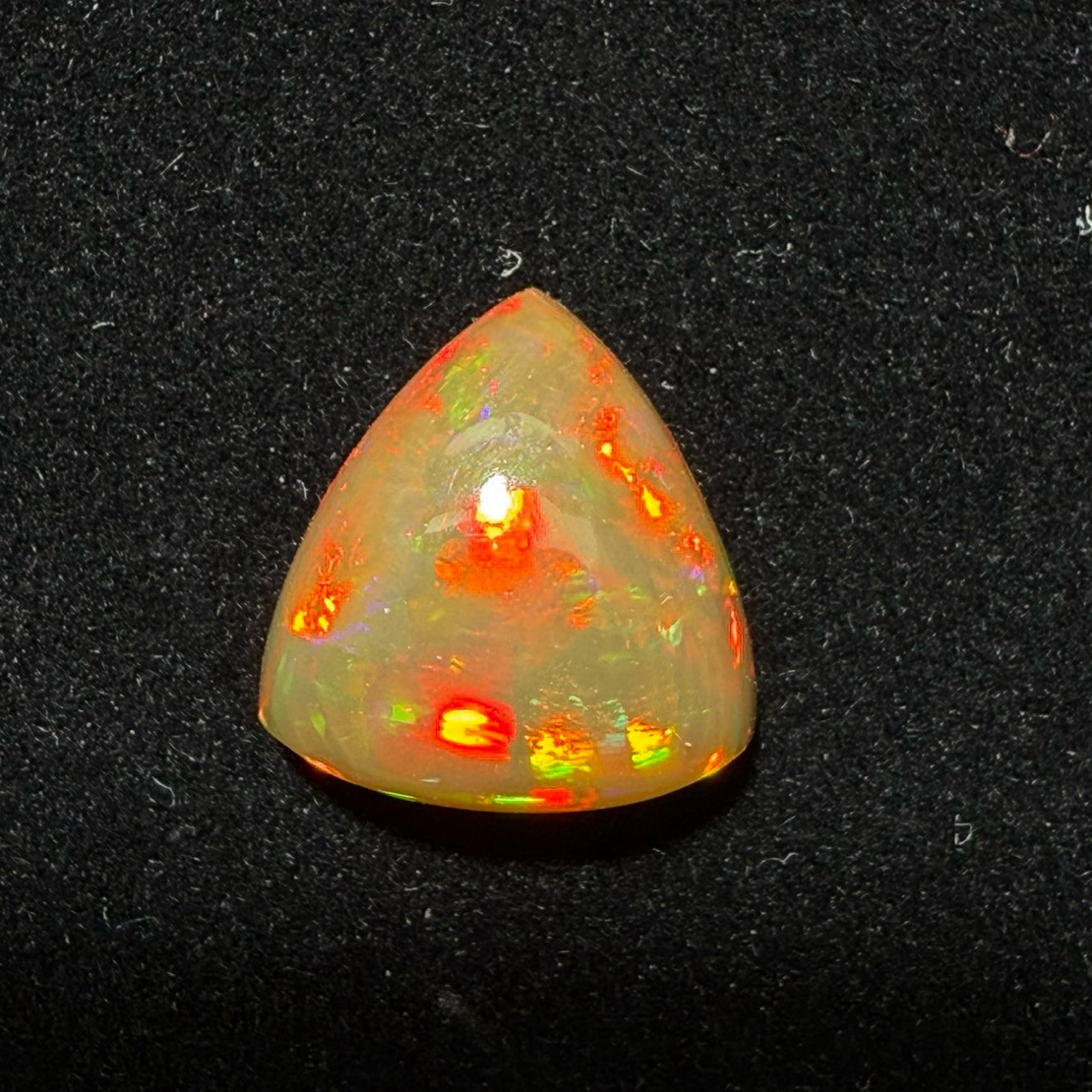 8.54ct天然彩欧泊裸石，尺寸14.9*14.6*8.1mm，颜色美艳，油画般色彩
