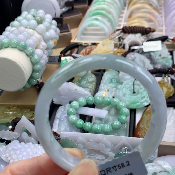 翡翠手镯未镶嵌吊坠