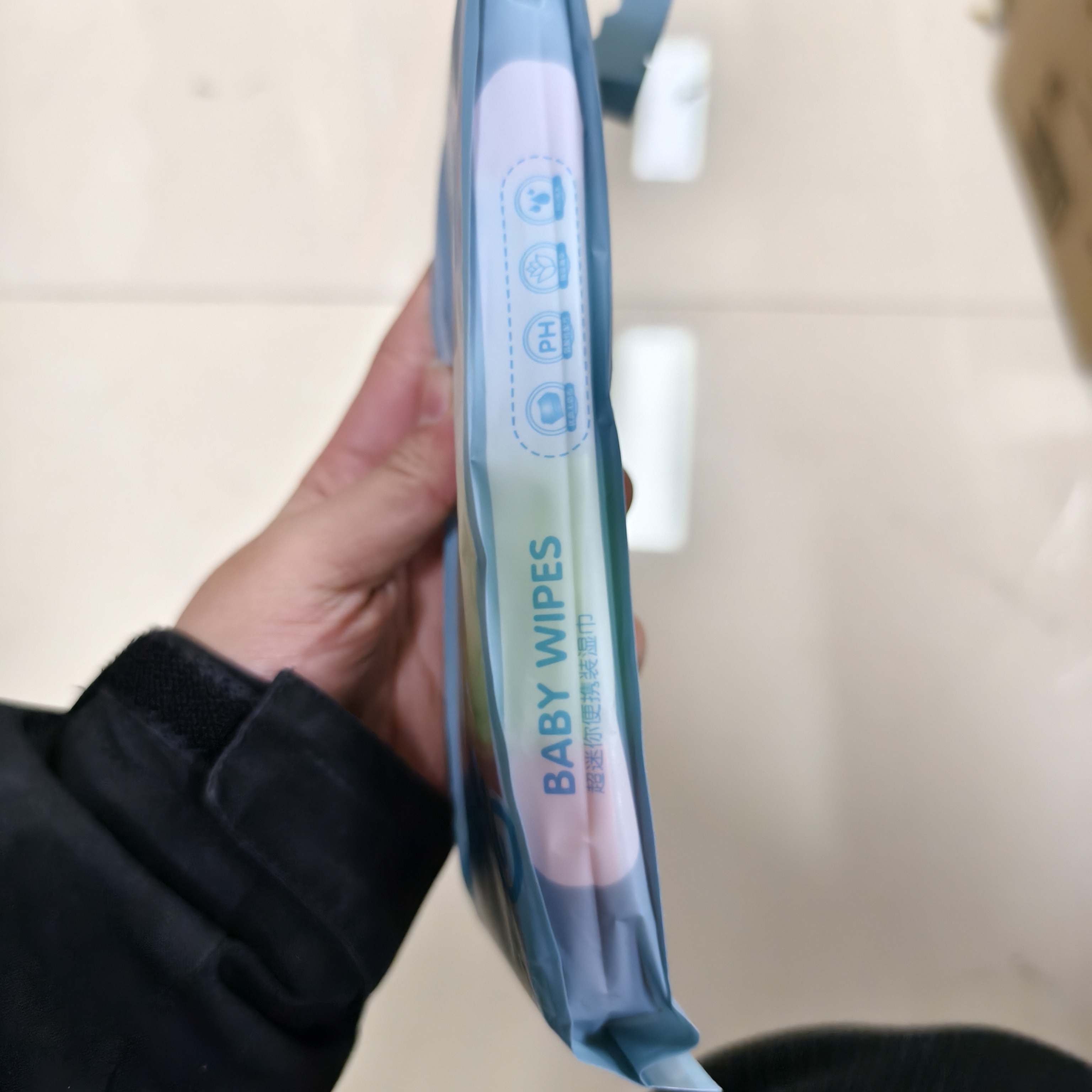 9新  yyy迷你湿巾(一袋四小包)