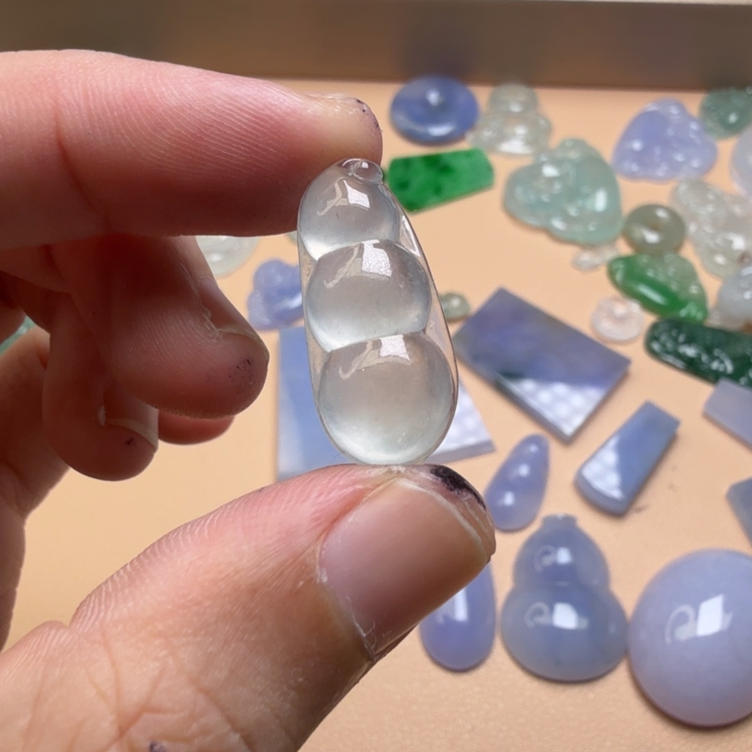 L***r翡翠未镶嵌颈饰113