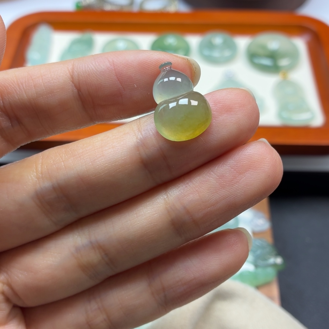 翡翠未镶嵌颈饰葫芦