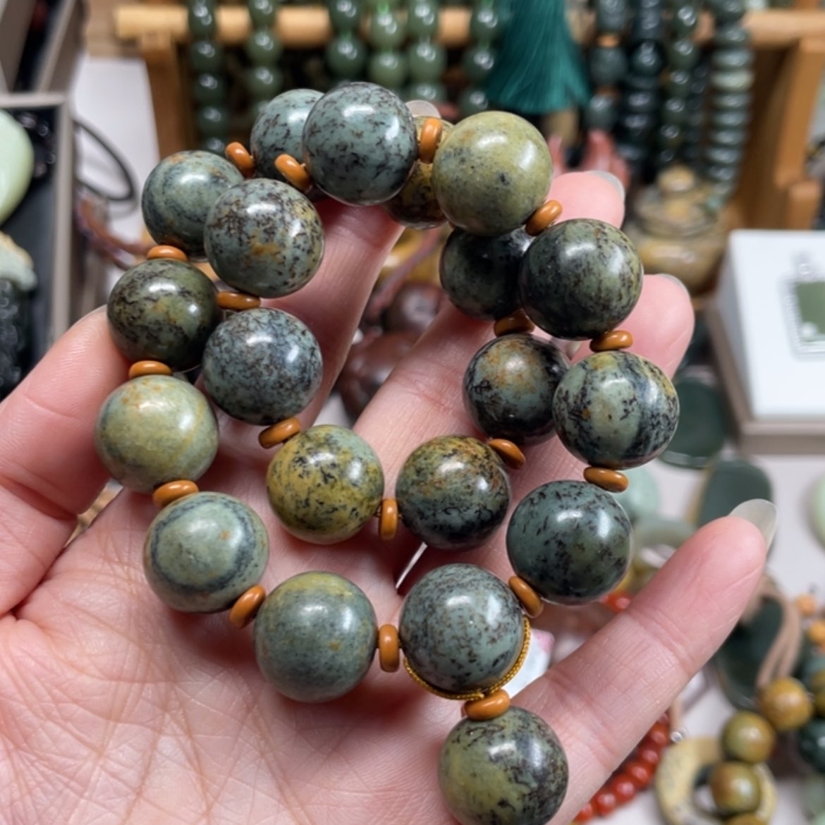【闪购商品】岫岩河磨玉（透闪石质玉）手持未镶嵌