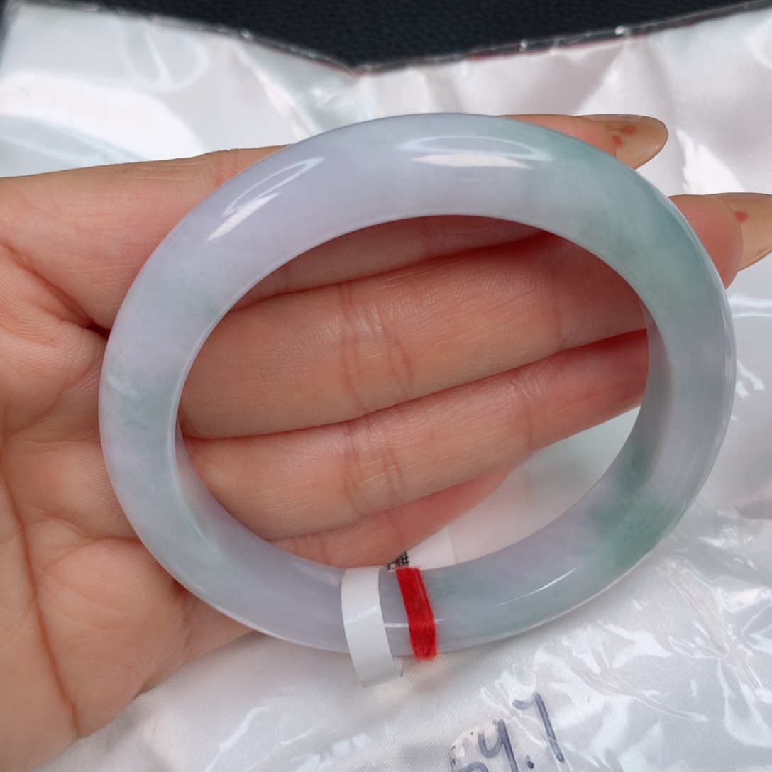 翡翠手镯未镶嵌………….