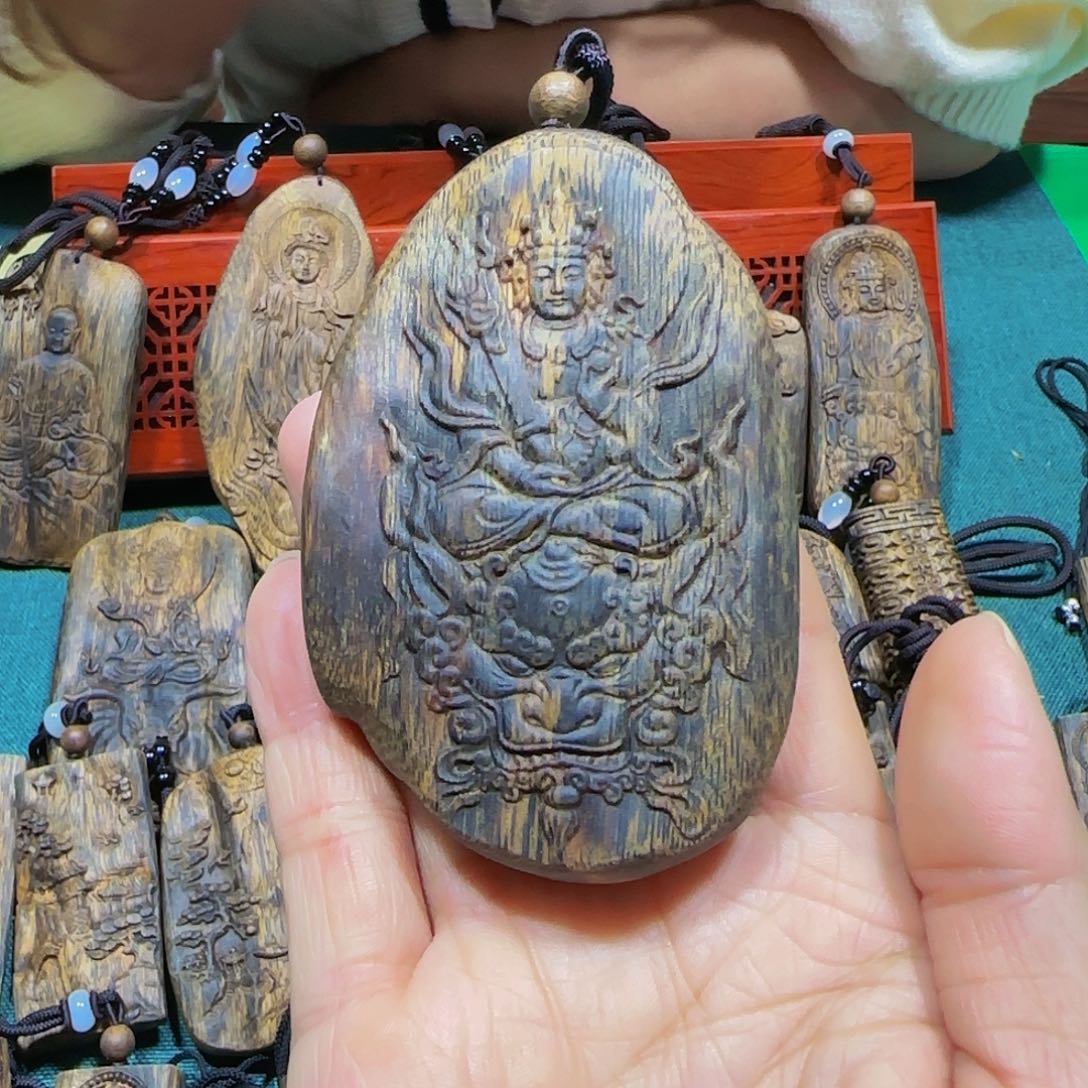 沉香吊坠小**运海南白奇糖结老料雕刻文殊菩萨带绳43.9