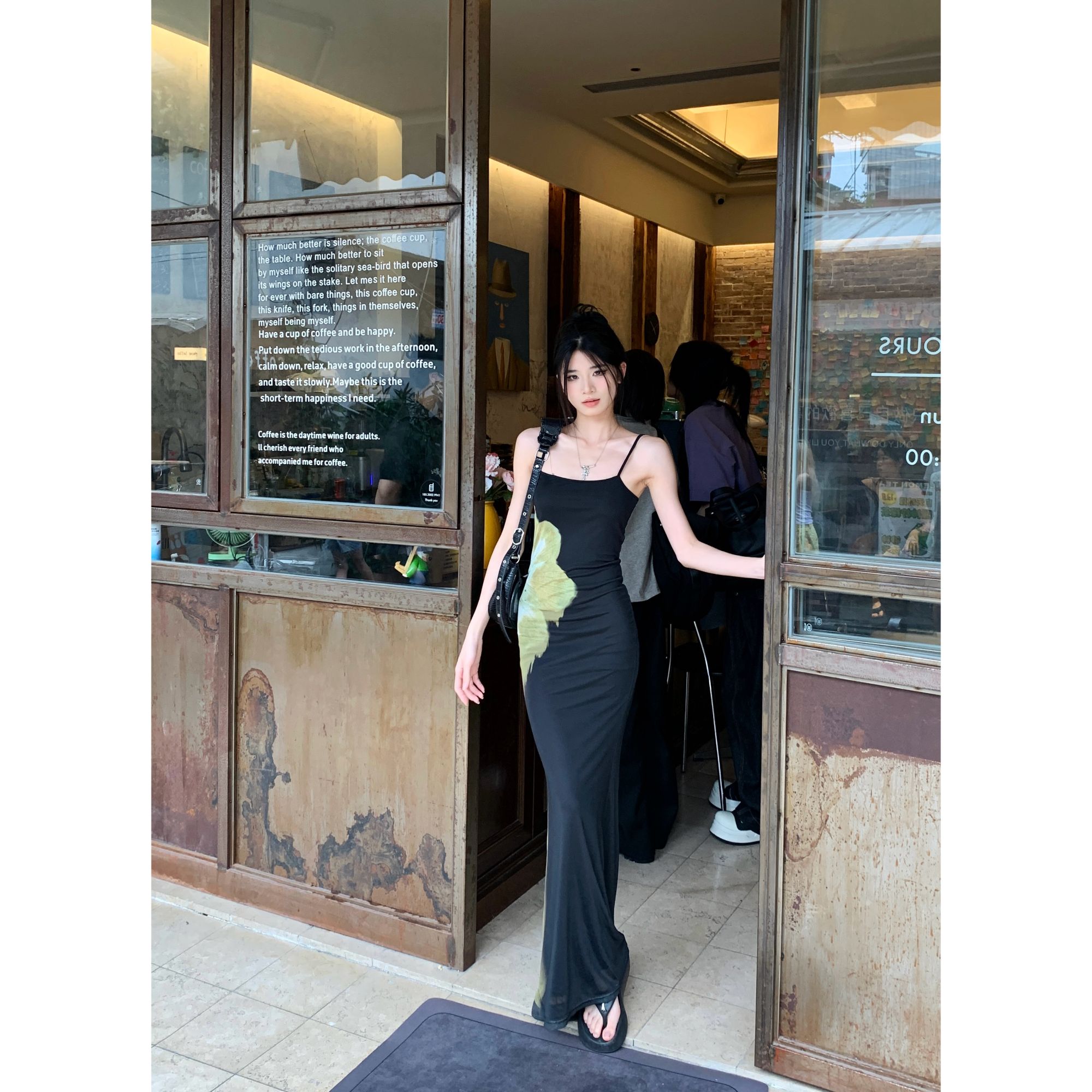 高冷风气质收腰吊带无袖连衣裙ol辣妹设计感