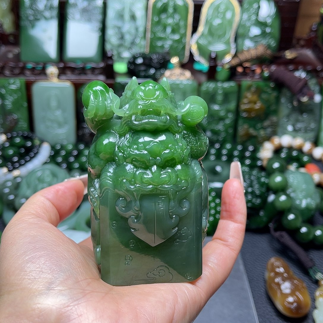 王***诗和田玉未镶嵌颈饰