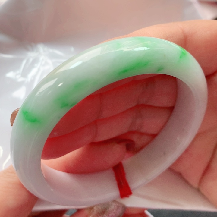 翡翠手镯未镶嵌1261。