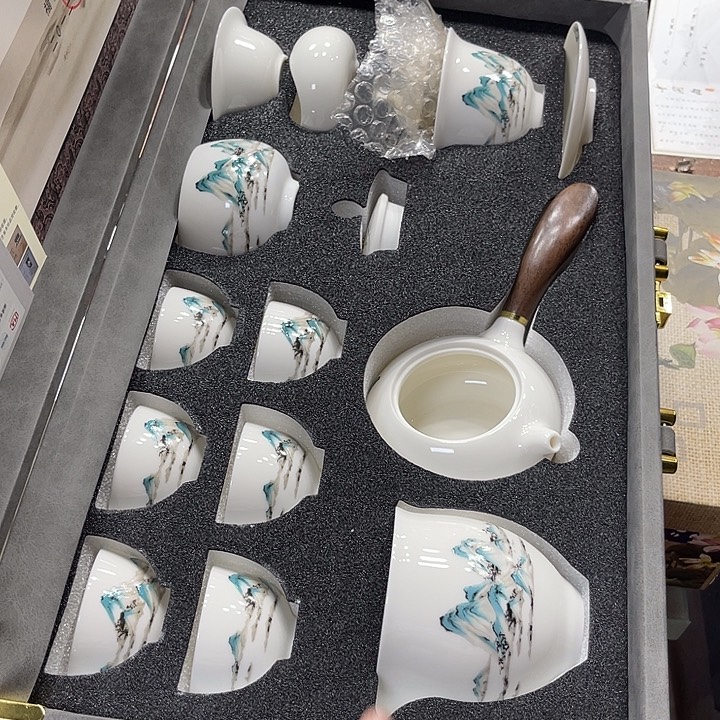 孤品茶具套装等。        