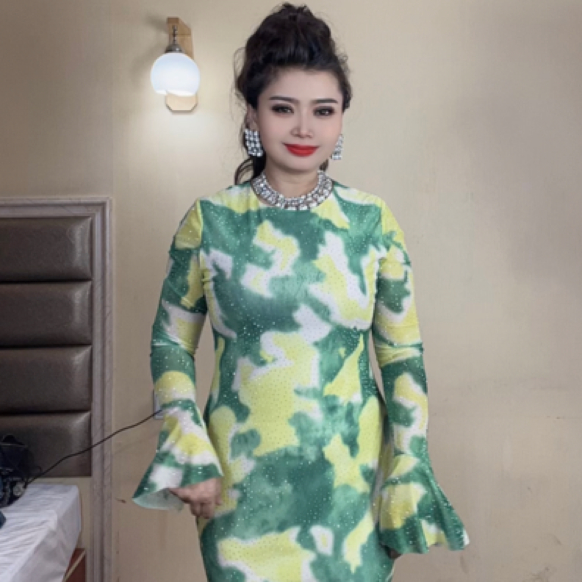 粉绿一字肩喇叭袖印花连衣裙仙气飘逸kuzluk 