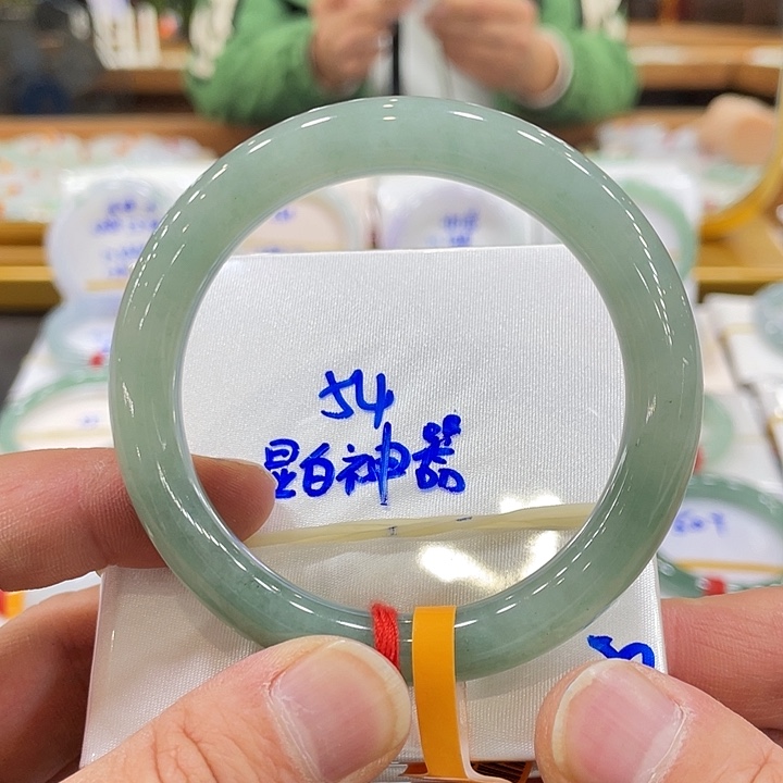 翡翠手镯未镶嵌翡翠