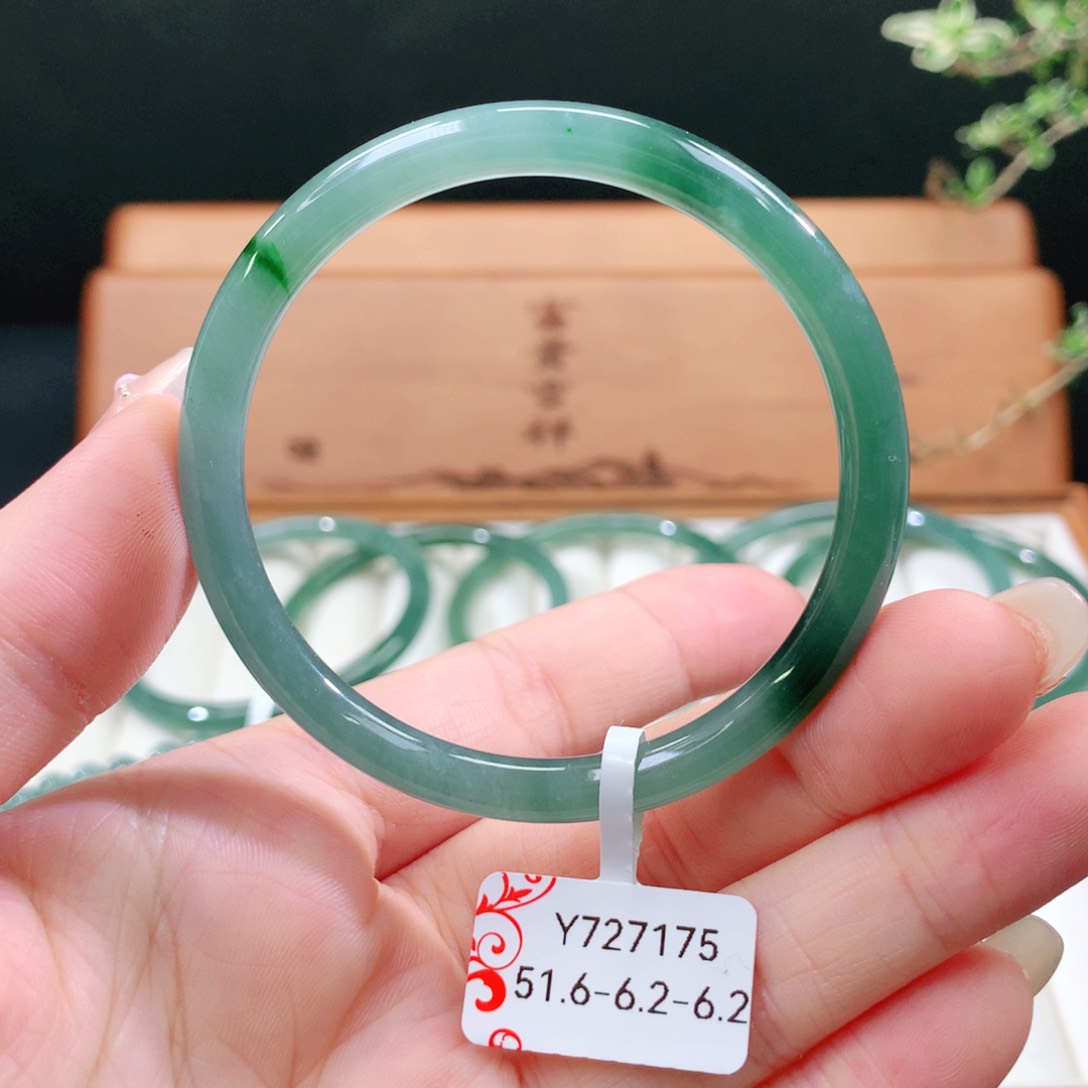 翡翠手镯未镶嵌天然
