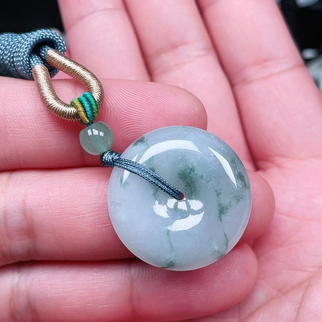 翡翠颈饰未镶嵌平安扣