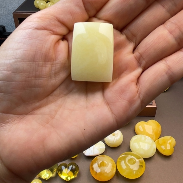 琥珀未镶嵌颈饰蜜蜡