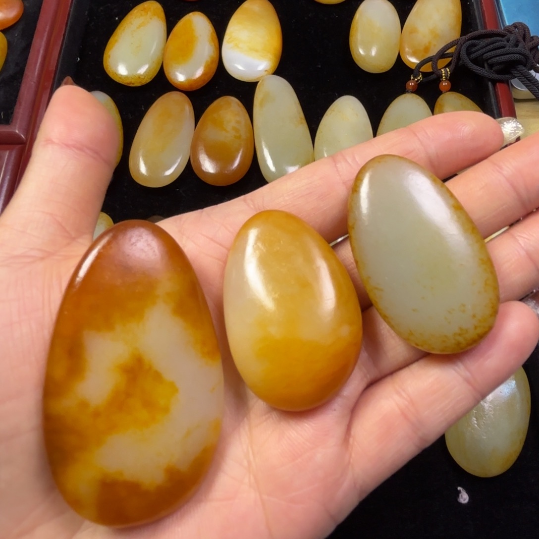 阿***)和田玉未镶嵌颈饰