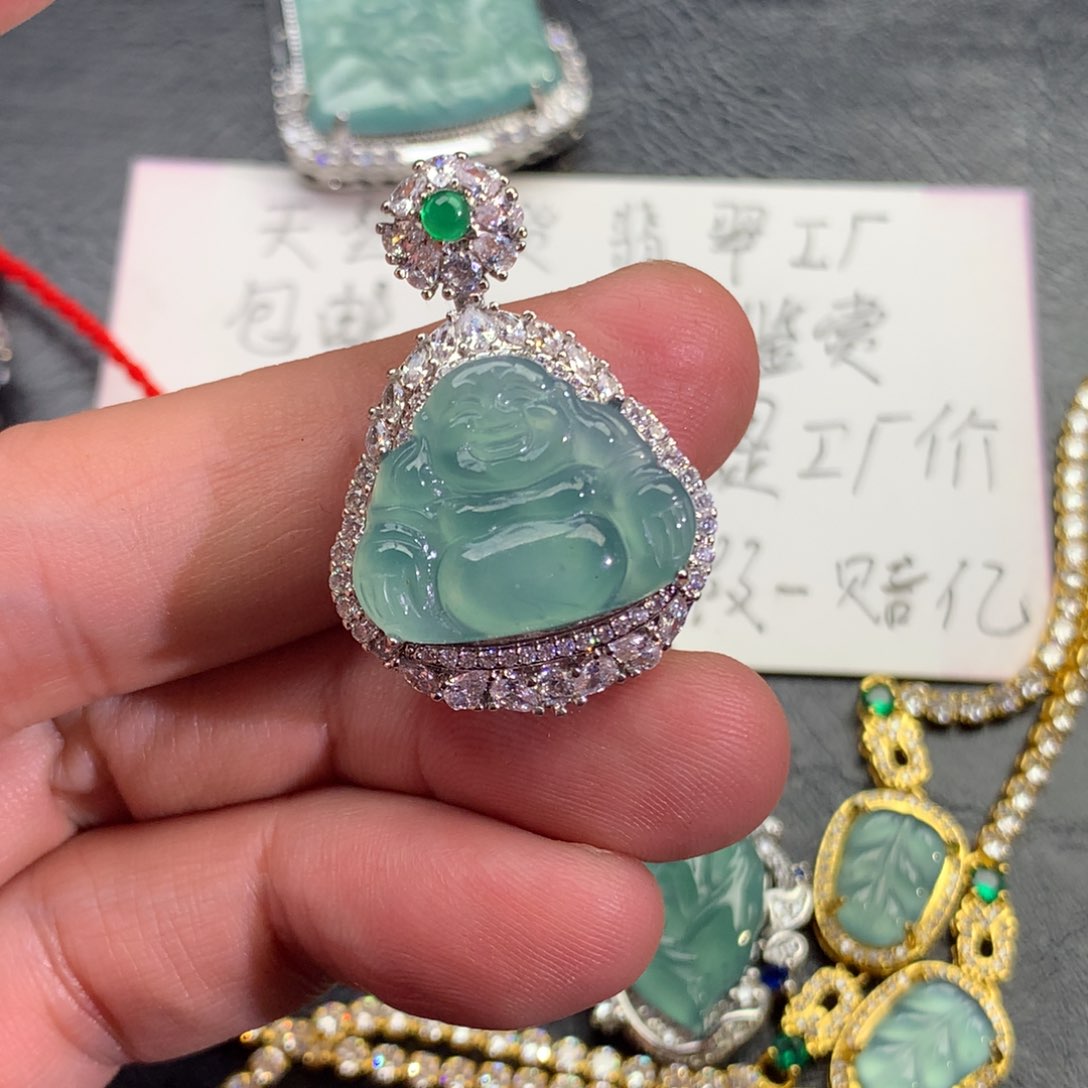 翡翠颈饰未镶嵌佛公