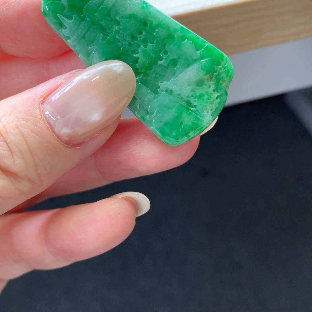 翡翠18K金镶嵌颈饰吊坠