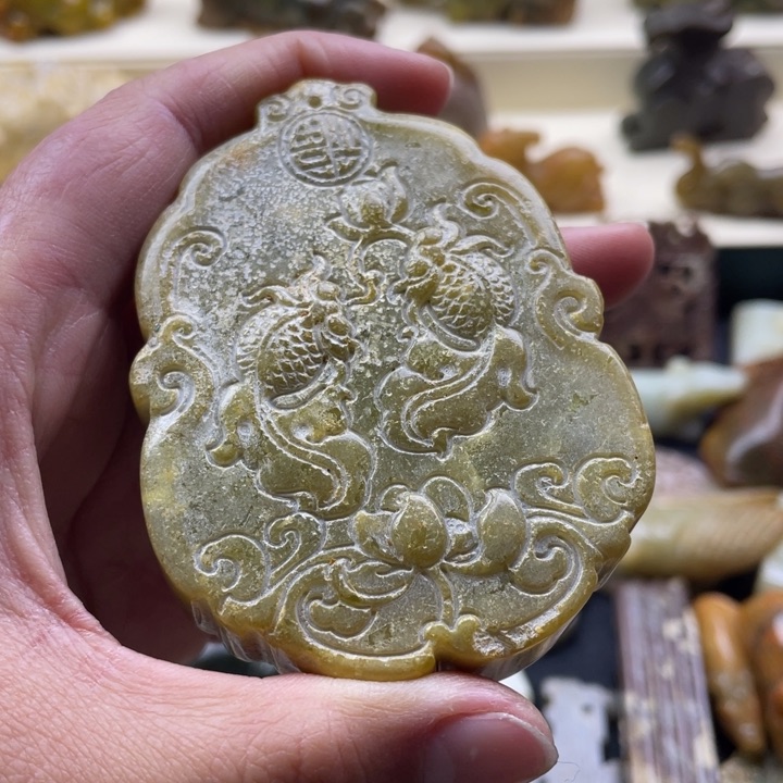 蛇纹石玉颈饰未镶嵌