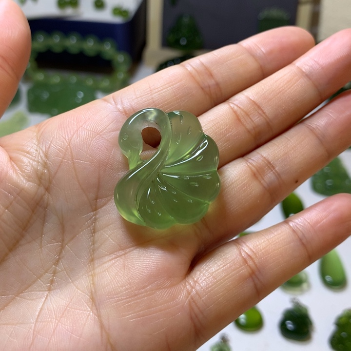 岫玉未镶嵌颈饰吊坠