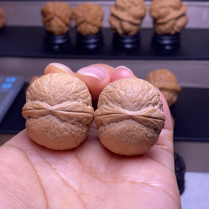 文玩核桃把件碧海龙珠80