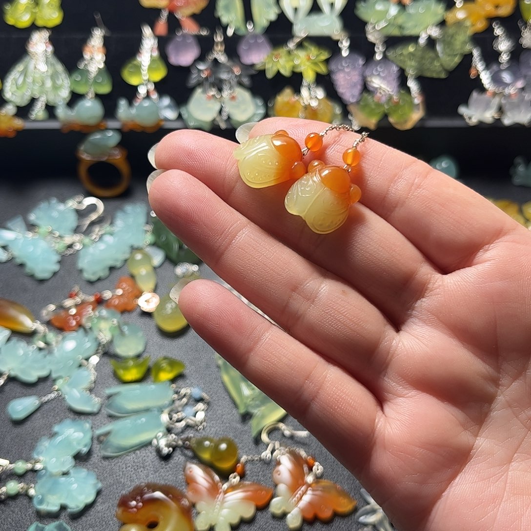 倚***月蛇纹石玉未镶嵌耳饰