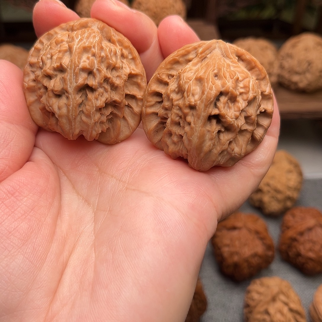 文玩核桃吊坠白狮子