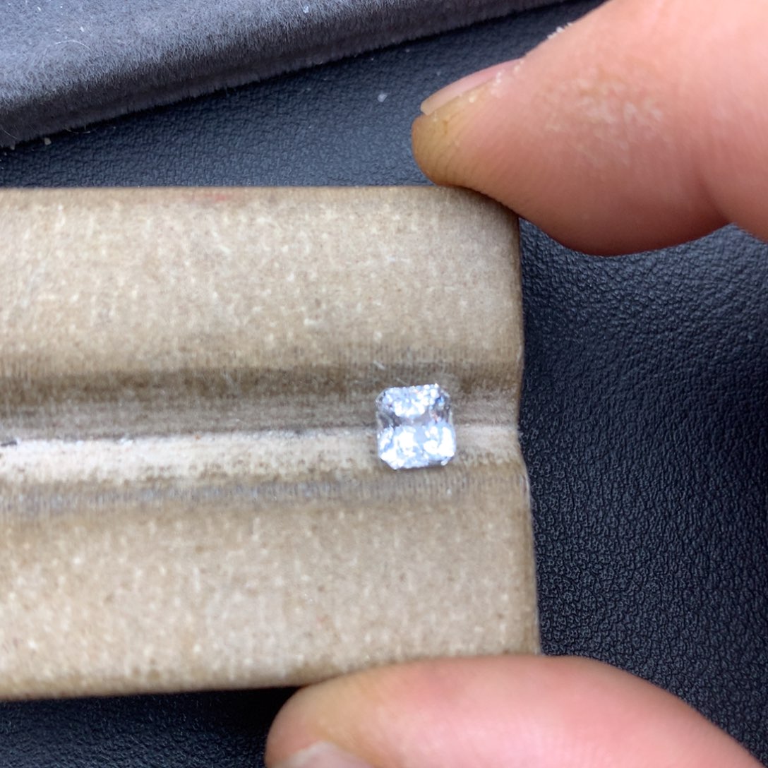 裸石蓝宝石月***员1.04ct