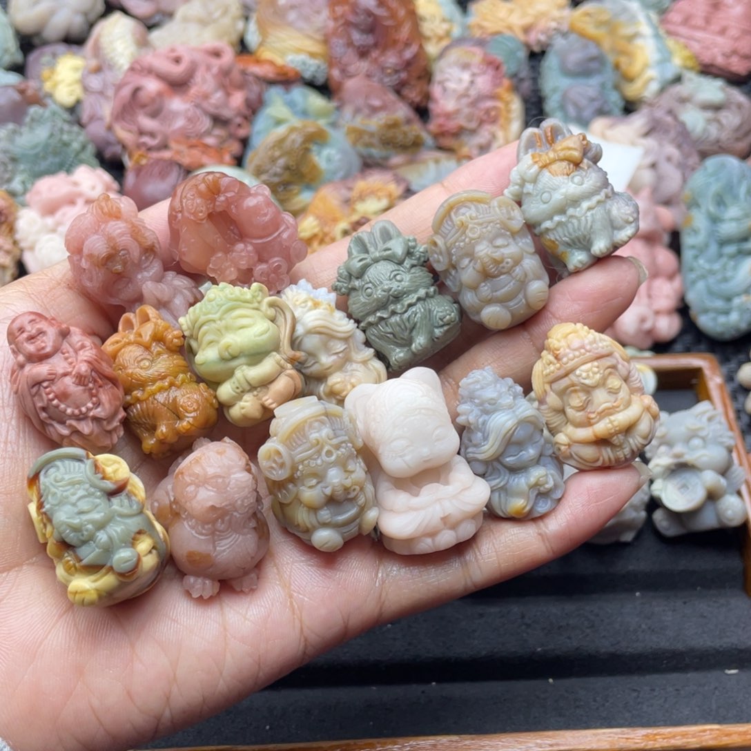 不***心石英质玉未镶嵌颈饰