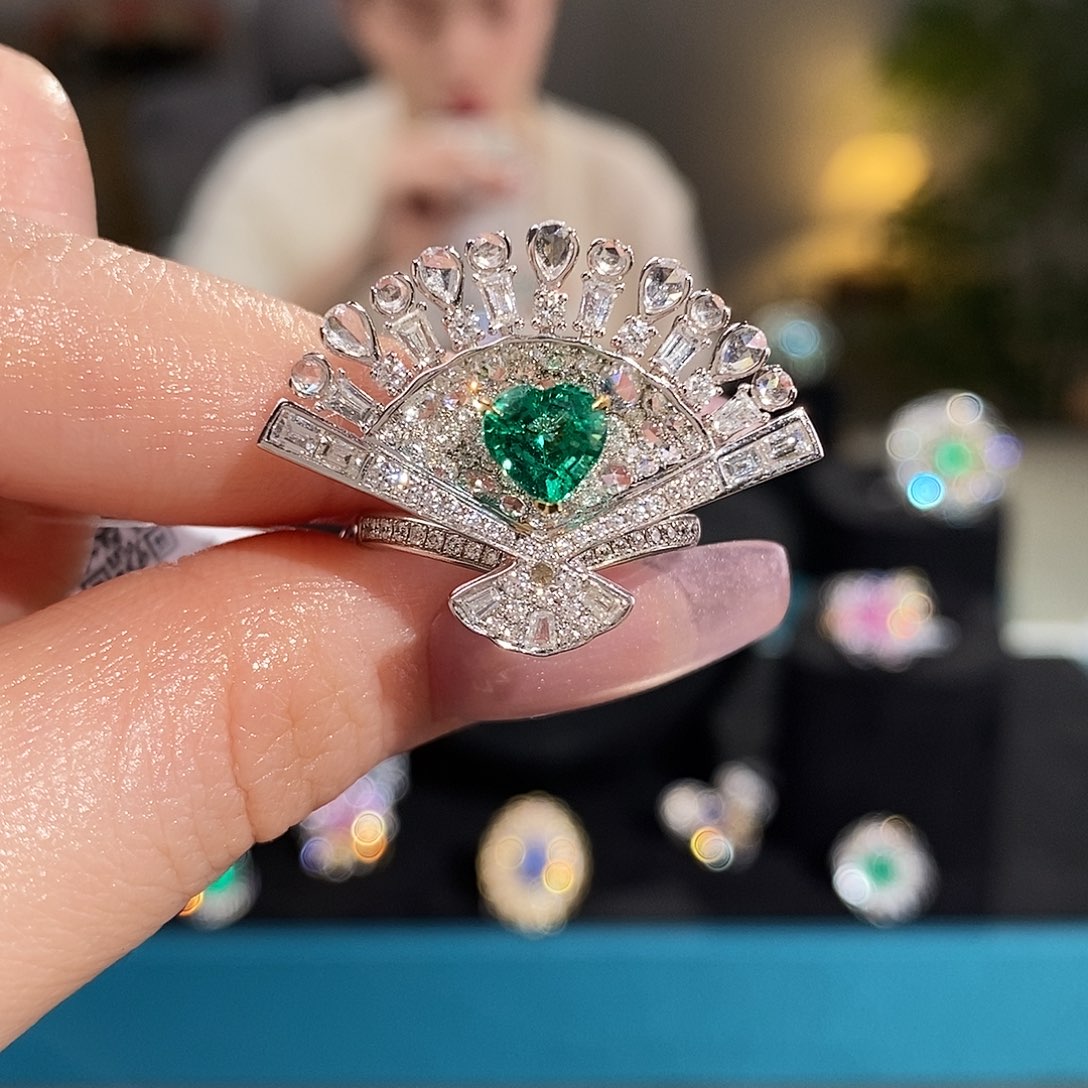 戒指18K金镶嵌祖母绿0.92ct