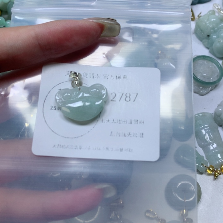 翡翠挂件未镶嵌翡翠