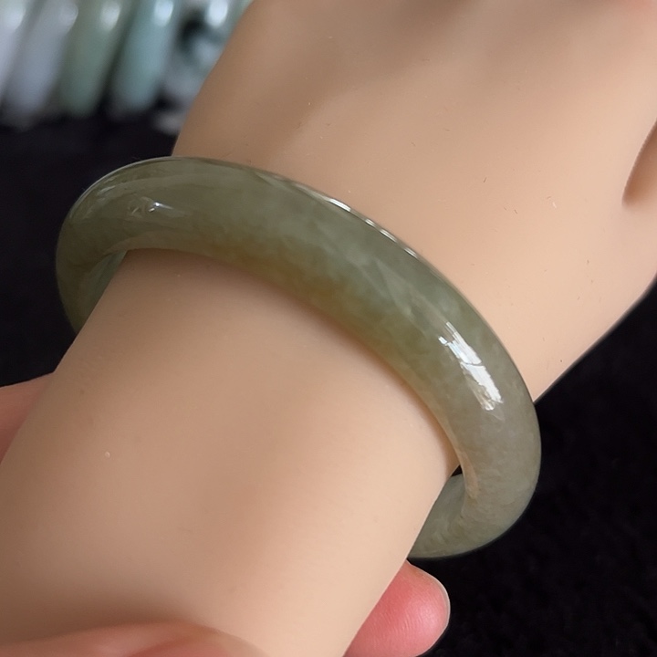 翡翠未镶嵌手镯编号97631圈口59.5