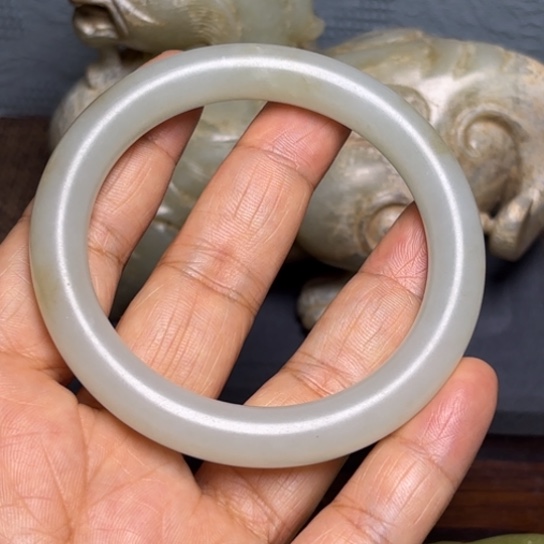 仁***法和田玉未镶嵌颈饰