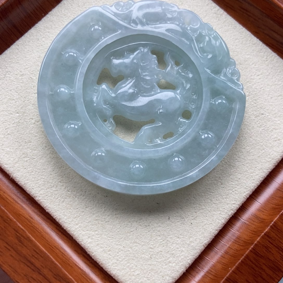 颈饰未镶嵌翡翠马牌