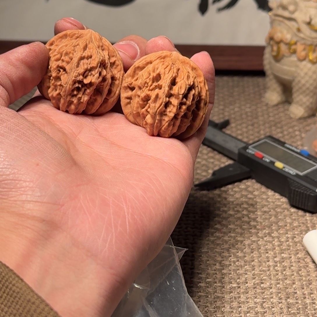 文玩核桃吊坠耳钉等饰物装饰着花纹精致别致又美观而且