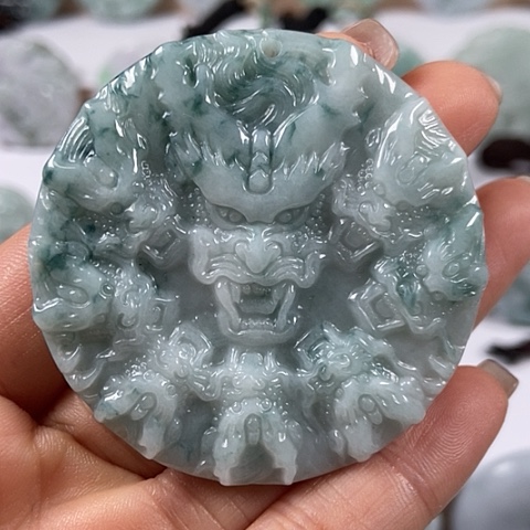 翡翠颈饰未镶嵌九龙牌福利