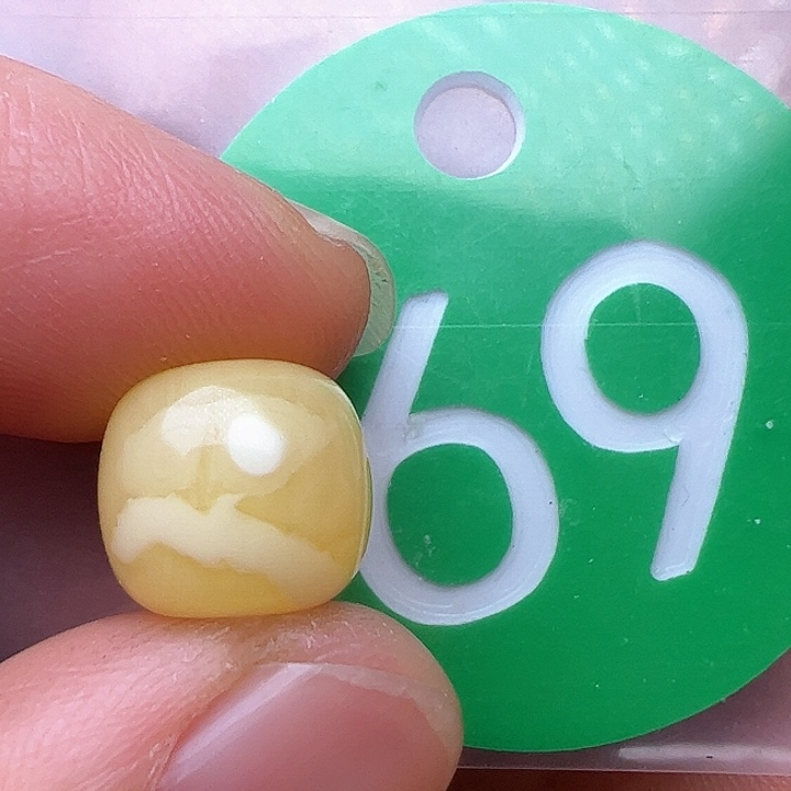 蜜蜡裸石未镶嵌10.5/9.5m m