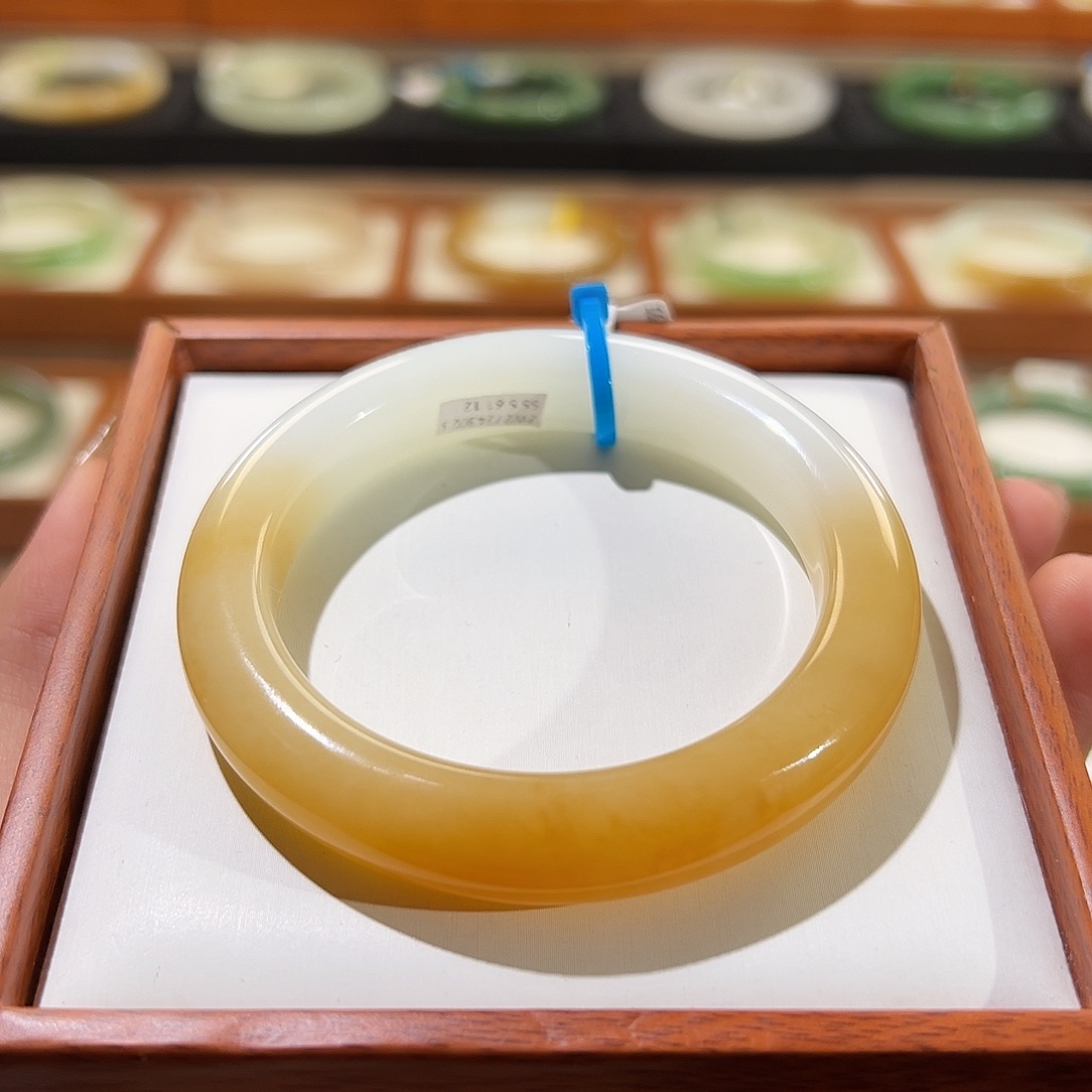 和田玉手镯未镶嵌半山水糖白