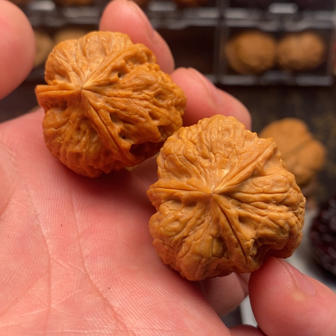 文玩核桃吊坠梅花三愣