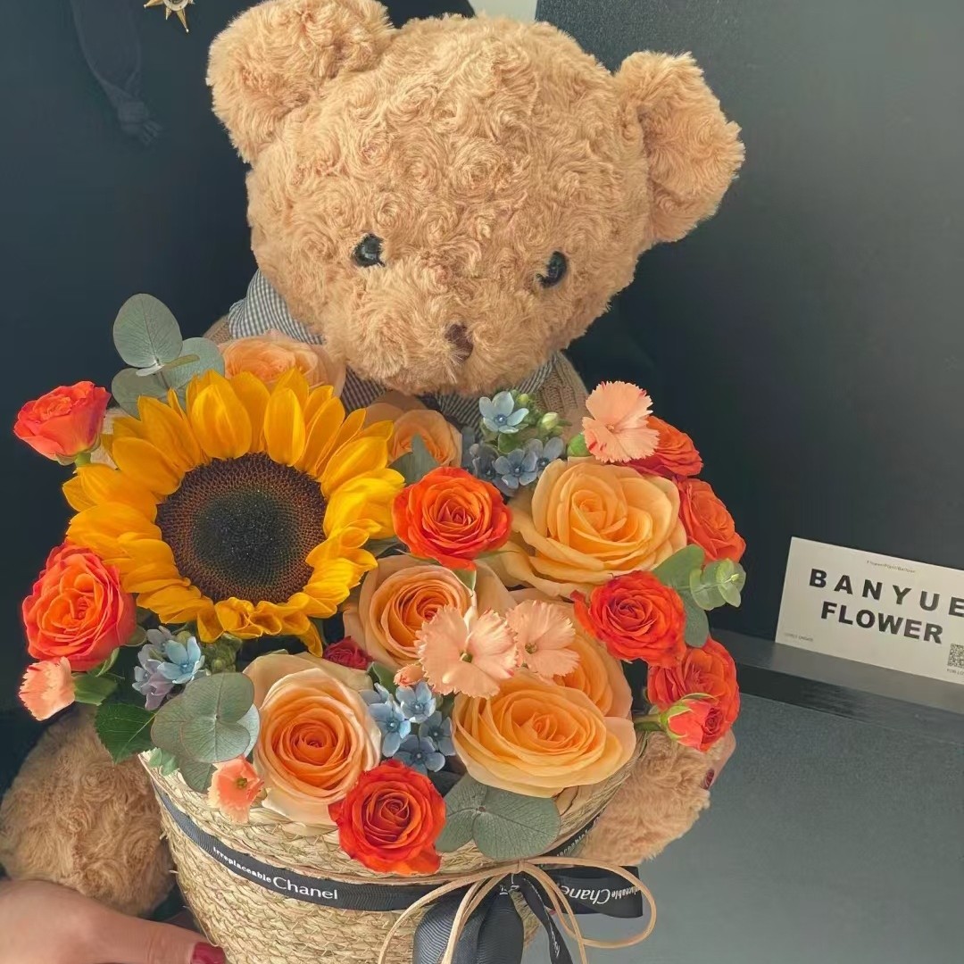 【可爱小熊】6 枝向日葵香槟玫瑰混搭玩偶抱抱桶