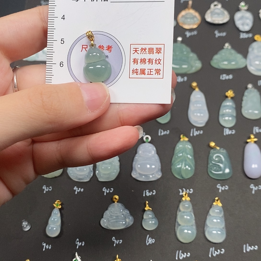 用***5翡翠18K金镶嵌颈饰