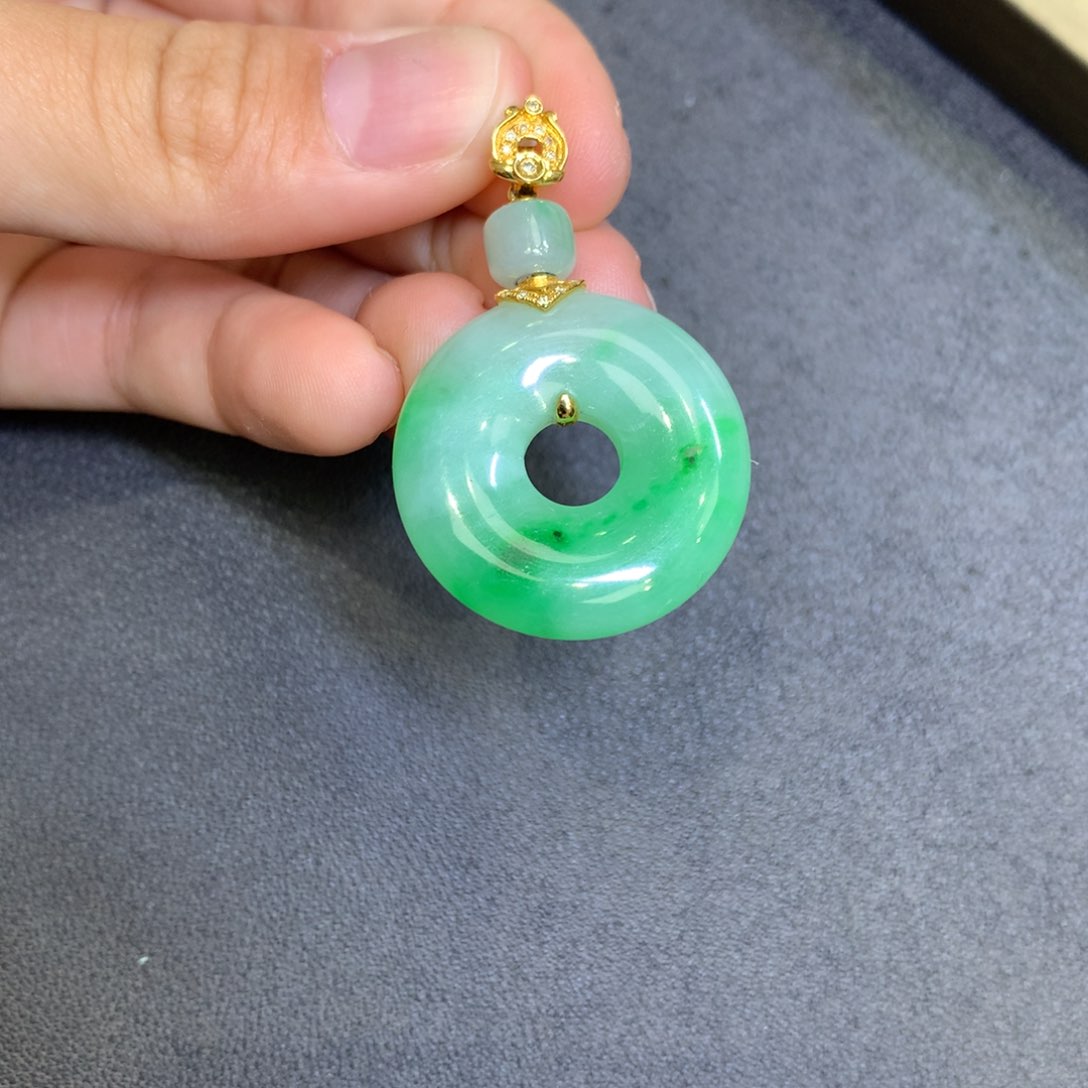翡翠18K金镶嵌颈饰翡翠
