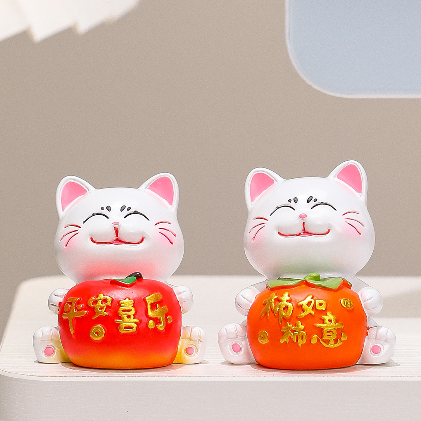 礼物抱财回家招财猫创意新款办公室装饰品高级感礼品桌面摆件