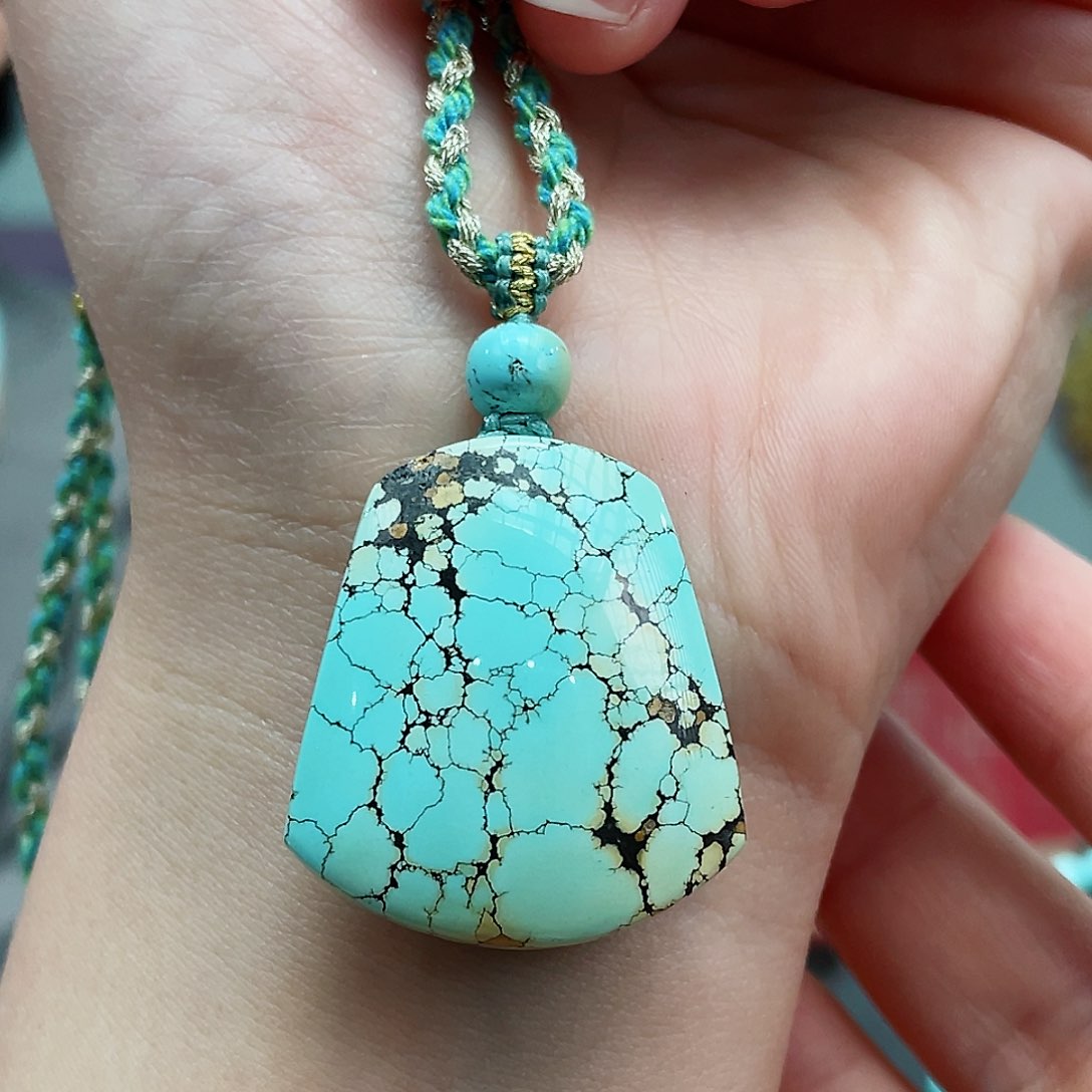 绿松石颈饰未镶嵌